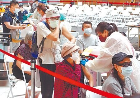 面對BA.4、BA.5變異株來勢洶洶,不少中高齡民眾16日前往台北車站新冠肺炎疫苗接種站施打疫苗保護自己。(姚志平攝)