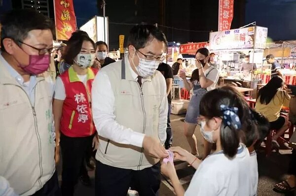 台南市長黃偉哲今晚在新永華夜市發放夜市券，提振買氣挺攤商。圖／台南市政府提供