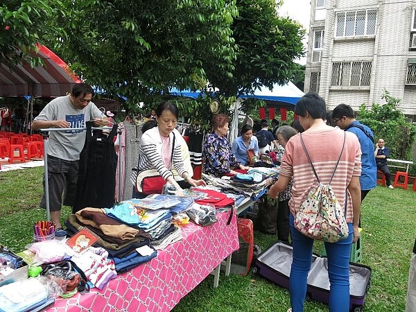 里民走出家門，一同參與二手環保惜福市集。圖／歐秀珠里長提供