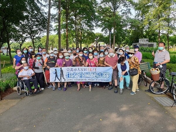 下雨天也無法澆熄社區健走隊的熱情。圖／歐秀珠里長提供