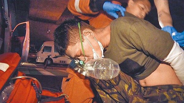 31歲陳彥翔縱火後面無表情留在現場觀看,直到被發現後遭壓制在地,警方隨後將手部燒傷的陳男送醫治療,警方也到醫院戒護,防止他逃跑。圖/民眾提供