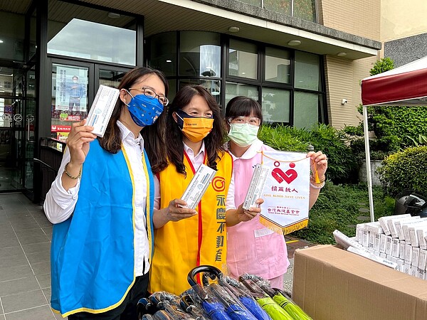 永慶房產集團屏東區加盟四品牌在屏東捐血中心舉辦捐贈公益活動,捐贈300份快篩及170支愛心傘作為獎勵,邀請民眾挽袖捐血,減緩血庫存量不足的問題。圖/永慶房產集團提供