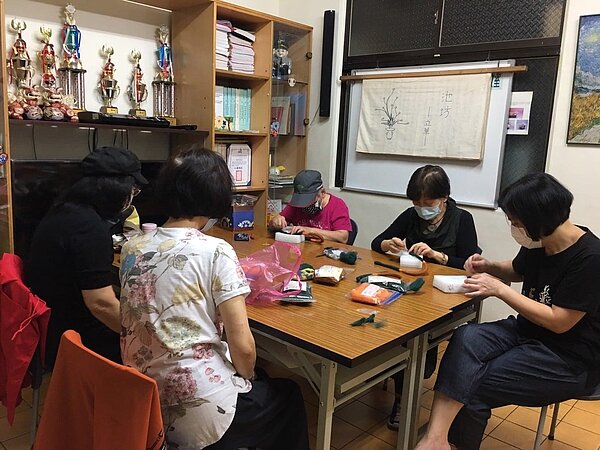 大安區福住里花卉彩繪班的羊毛氈教學。圖片擷取自台北市福住里臉書