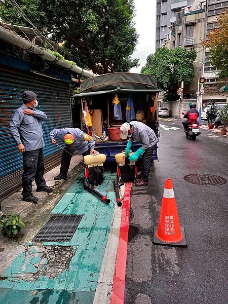 福住里每兩個月進行一次的定期戶外環境噴藥。圖/里長提供