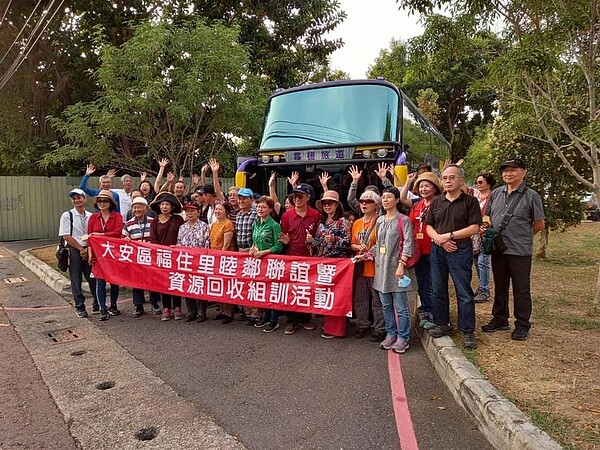 大安區福住里民到阿里山旅遊。 圖片擷取自台北市福住里臉書