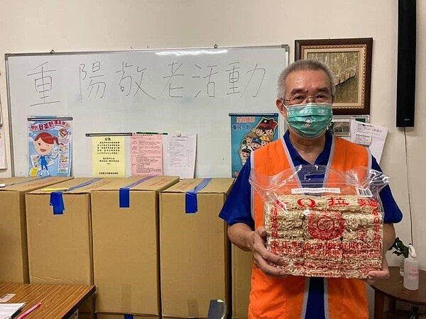 大安區福住里發送重陽敬老活動贈品。 圖片擷取自台北市福住里臉書