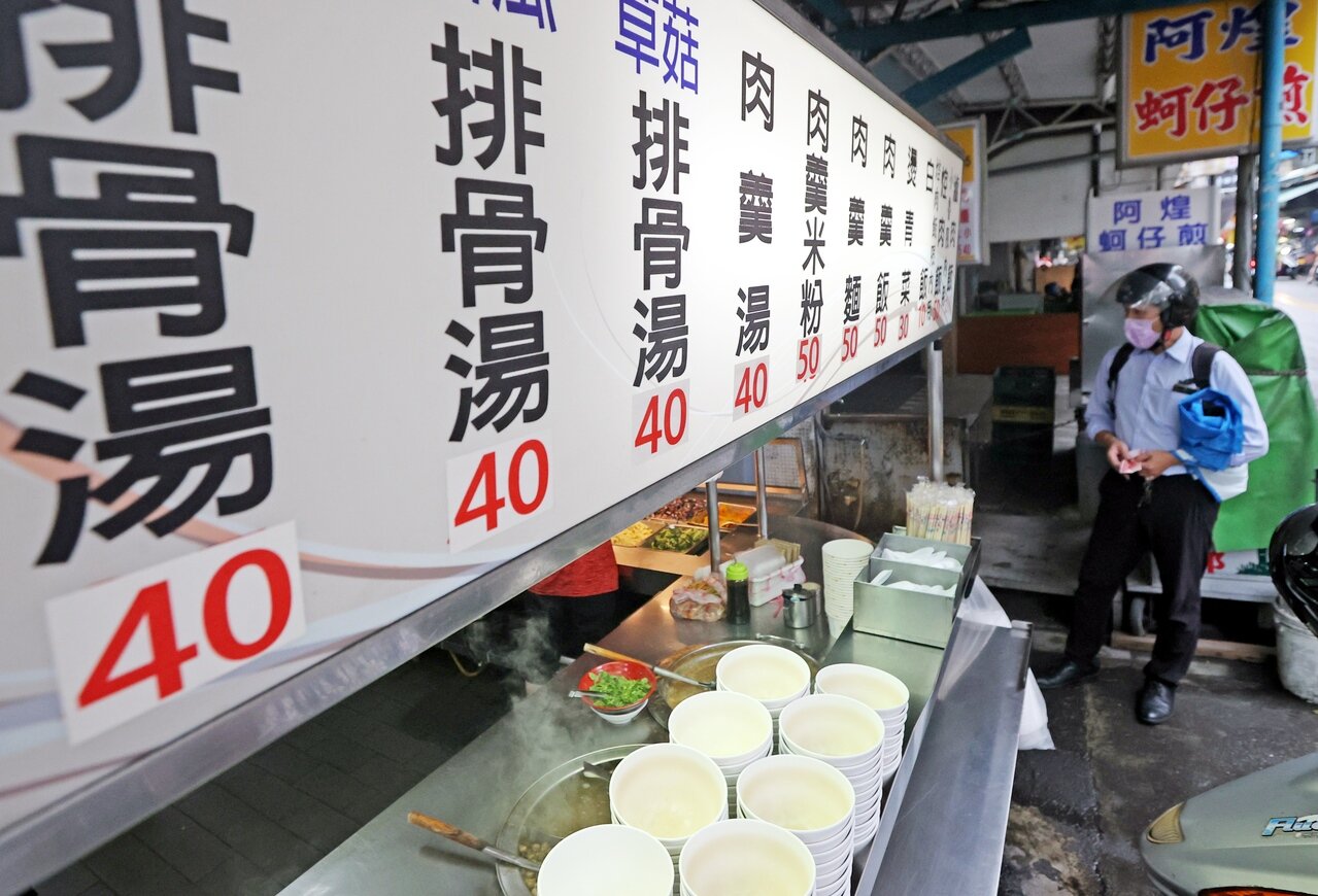 萬物齊漲,中央銀行昨天宣布升息半碼以抑制通膨,但能發揮多少政策效果仍有待觀察。圖為攤商進貨成本提高,只得在餐點的標價貼上新價格,調漲售價。記者陳正興/攝影