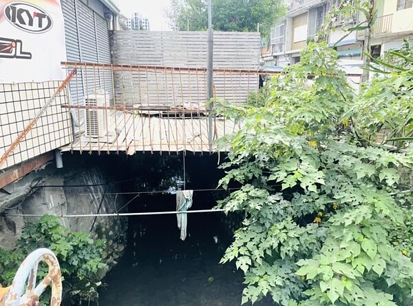 台中潭子中山路1段386巷旁溝渠，中市建設局將新建箱涵，可做道路行車使用，路幅可拓寬至11.5公尺。圖／楊瓊瓔服務處提供