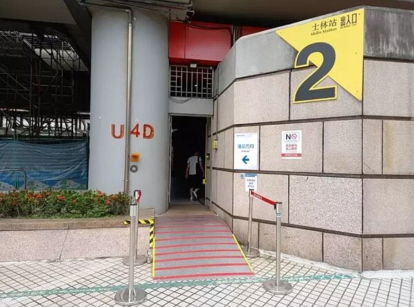 台北捷運表示,昨天晚上已完成無障礙坡道設置。圖/台北捷運公司提供