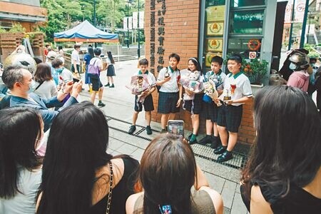 教育部長潘文忠表示,如9月疫情受控制,就會全部恢復實體教學。圖為北市一所私立實驗中學小學部舉辦實體畢業典禮。(郭吉銓攝)