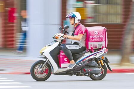 勞動部近日修訂發布「食品外送作業安全衛生指引4.0」,外送平台也要幫電動自行車、自行車外送員投保第三人責任險。圖為在馬路上奔馳送餐的外送員。(本報資料照片)