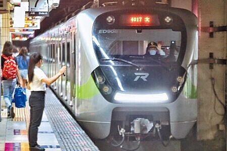 台鐵工會16日與台鐵啟動16項子法首次勞資協商會議,還發文台鐵局,要求公司化後所有員工調薪5成。(本報資料照片)