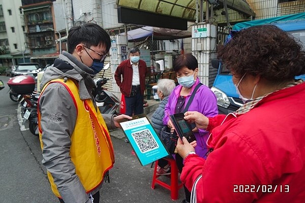 永慶房屋協助今年元宵節物品發放。圖／王國興里長提供