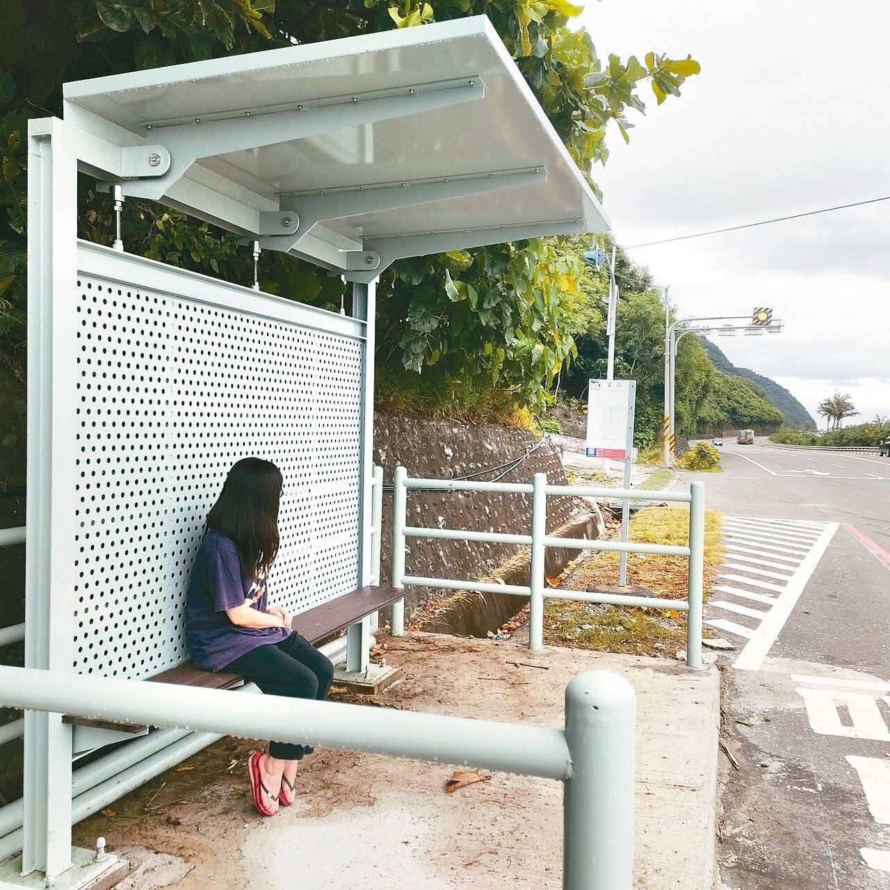 台東縣政府與公路總局合作，斥資360萬元經費「改善南迴公車亭計畫」，12座公車亭興建完工，未來南迴居民等公車不再忍受風吹雨淋之苦。記者尤聰光／攝影 