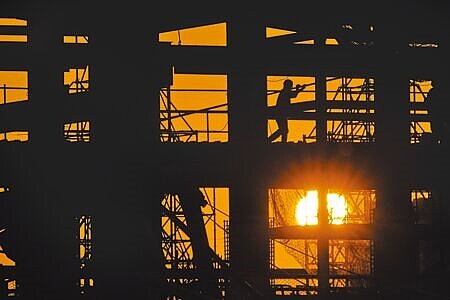 通膨、打房、升息、原物料飆升、工資調升等多項利空,衝擊小型營建業生存空間。(黃子明攝)