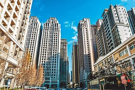 隨著利率走低及房地合一稅制實施,法拍屋占所有移轉件數的占比直直落,去年0.8%創19年來新低。(本報資料照片)