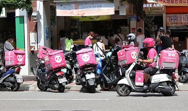 勞動部職安署修正發布「食品外送作業安全衛生指引」，其中第三人責任保險部分，考量保險商品上市需一定時間申請核准，因此緩衝自11月1日施行。圖／聯合資料照