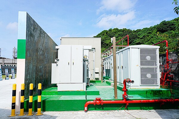 台電公司改善提升蘭嶼電廠供電及技術不足問題,增設「電力儲存及MR混合實境」系統,已經正式啟用。圖/台電台東區處提供