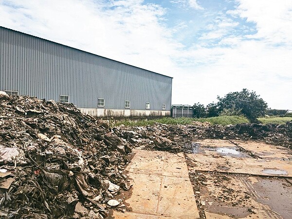 桃園市大園區靠近西濱公路的私有地整地時,挖出不少廢棄物。圖/市議員游吾和提供