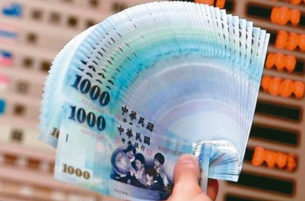 中央銀行周四宣布升息半碼（0.125個百分點），台灣銀行昨（17）日率先宣布，自下周一起調整新台幣各天期存款利率。圖／聯合報