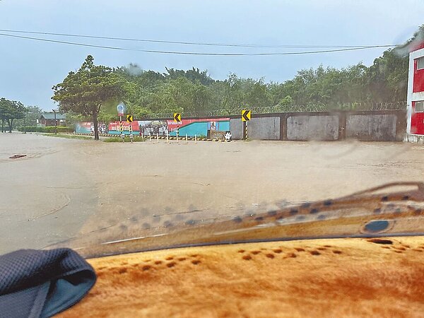 潭頭里里長劉建德拿出過去照片,水流如瀑布般沿著馬路流下,希望能一併改善排水系統。圖/潭頭里里長劉建德提供