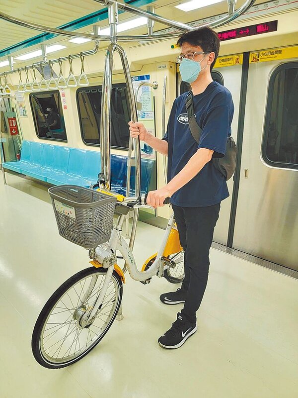 台北捷運公司宣布，6月20日起，將增加自行車及大型寵物車搭乘時段，不過車廂僅限第一節及最後一節，遭民眾批評開放得不乾不脆。圖／北捷提供