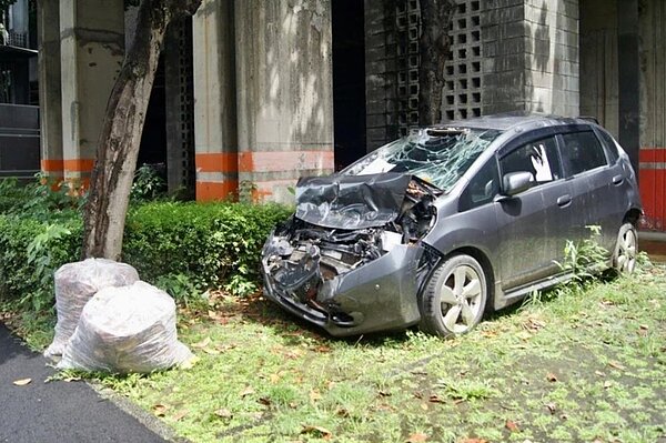 約有10多輛廢棄車輛，至少已長期停放超過半年。圖／蔡蕥鍹提供