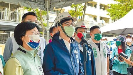 高雄市府連續2日暫停召開防疫記者會,市長陳其邁17日表示疫情從高原期逐步緩降。(洪靖宜攝)