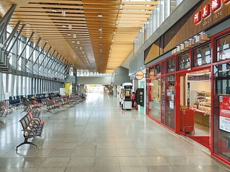 疫情延燒2年多,花蓮觀光等相關產業衝擊大,花蓮火車站往來人潮明顯減少。(王志偉攝)