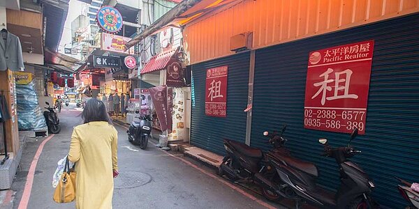 台經院景氣預測中心指出,4月以來國內外情勢烏雲罩頂,台灣出口廠商感受最深刻應是歐美消費需求下滑,而服務業、營建業都是內需導向,來自國內疫情變動高度不確定,民眾減少看屋、少出門旅遊消費。圖/中時報資料照片