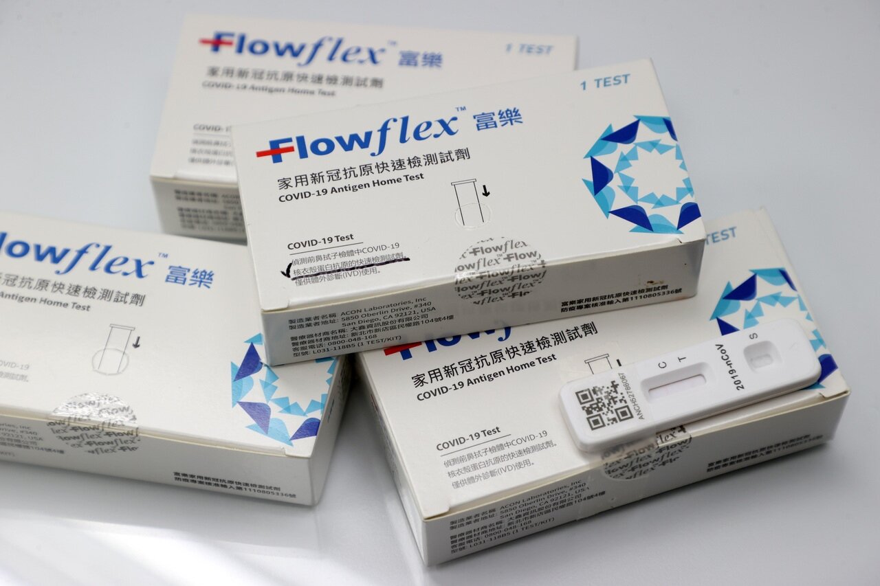 立委日前披露,大鑫進口的富樂快篩,包裝上產地、國際條碼都標錯,卻能取得EUA(緊急使用授權)並上市,質疑衛福部、食藥署到關務署跨部會包庇。 記者曾吉松/攝影