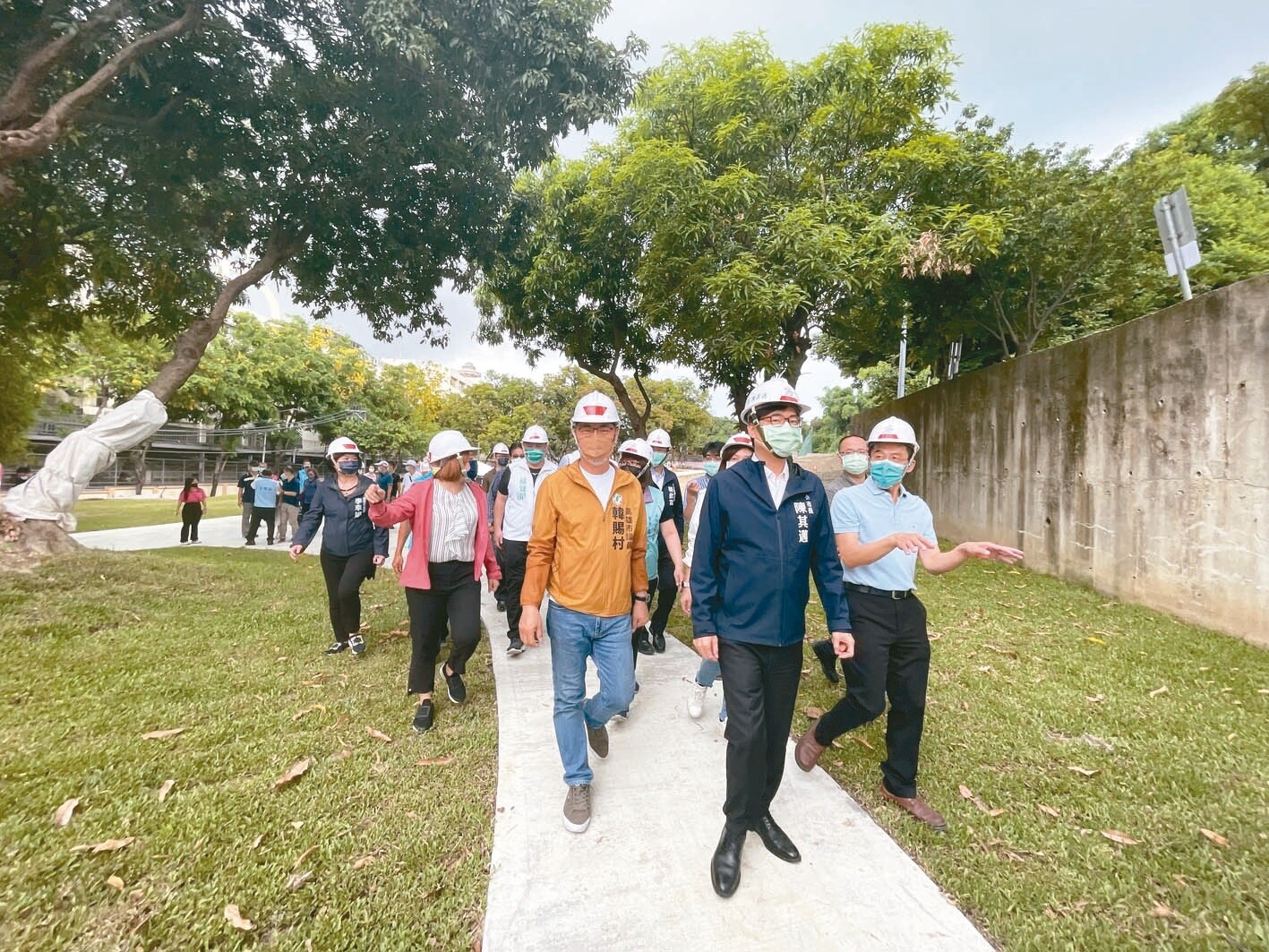 高雄市長陳其邁昨視察大寮運動園區改造進度，要求軟硬體務必一次到位。記者王昭月／攝影 