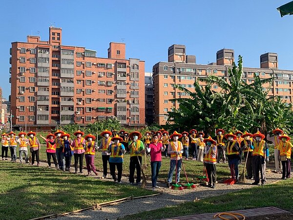 桃園區中原里公二預定地因徵收、產權等問題未能全面開發，近年在里長王秀璞奔走、社區環保志工協助下，陸續完成小公園等綠地空間。圖／里長王秀璞提供