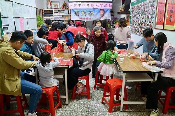 中興里元宵活動，有燈籠DIY也有湯圓可以享用。圖／取自台北市鄰里服務網