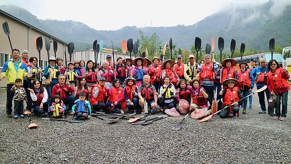 睦鄰活動規劃的泛舟體驗，兩兩一組划著屬於自己的小船，讓微風輕拂面頰，享受得來不易的愜意時刻。圖／取自台北市鄰里服務網