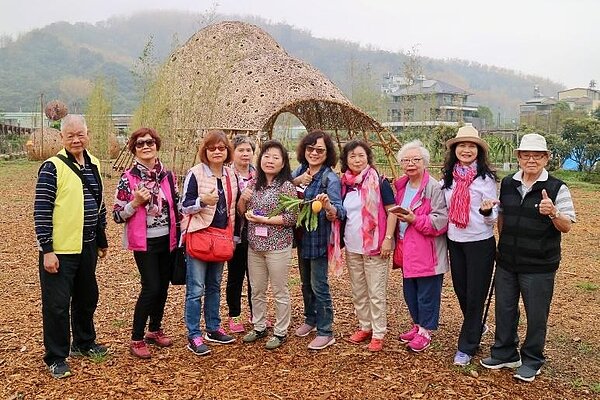 中興里會定期舉辦睦鄰活動，帶領大家到郊外踏青，親近大自然。圖／取自台北市鄰里服務網
