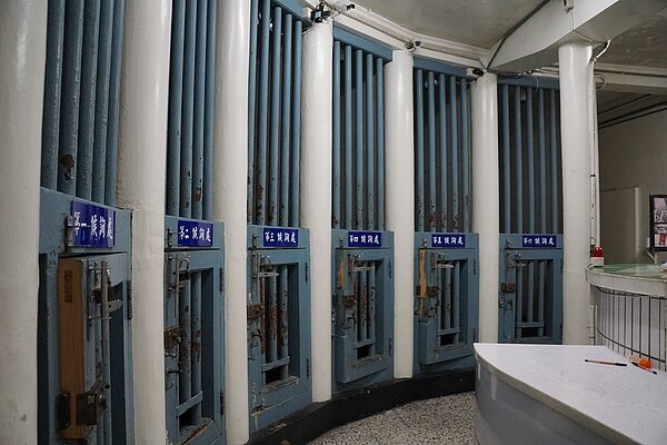 拘留所採放射狀管理空間作法,具建築歷史價值,獲委員一致通過登錄歷建。圖/文化局提供