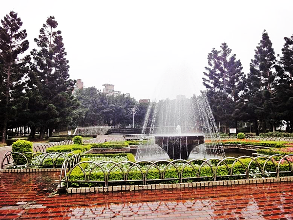 坐落於德行里附近的忠誠公園，裡面的噴水池景觀是此公園的一大特色。圖／陳育悅攝