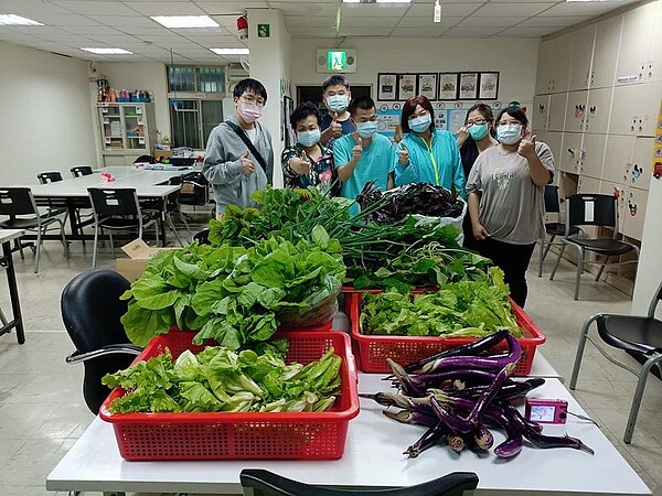 在德行里內花園裡種植的蔬果，里民和志工會將收成的葉菜捐贈給弱勢團體。圖／取自士林區德行里繽紛農趣臉書