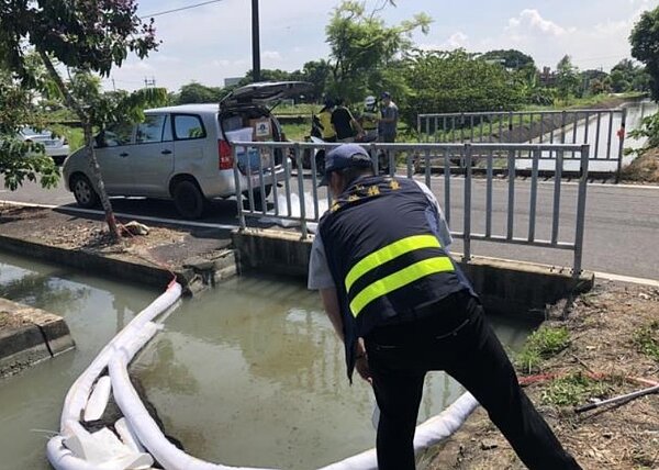 台南市西港分線灌溉水路今（19）日發現遭人偷倒廢油污染，市府環保局、警察局、水利局及區公所立即會同農田水利署嘉南管理處共同緊急處理油污問題避免擴大。圖／台南市府提供