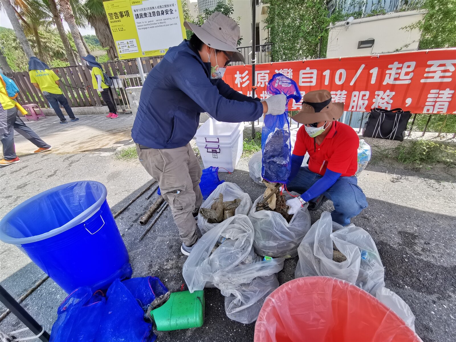 海洋垃圾打撈上岸後還要分類處理。記者卜敏正/攝影
