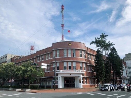 87歲新竹市警察局成為新竹市第30處歷史建築，結合新竹州廳、原新竹地方法院，形成官廳街。圖／市府提供