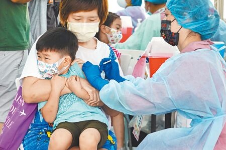 圖為北市萬華區西門國小18日接種莫德納與BNT兒童疫苗，部分學童然雖有些緊張，但在大人的陪伴及安慰下皆順利施打完畢。（本報資料照片）