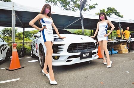 「台東富豪旅遊盃汽車動態秀」19日落幕,車模也是吸睛「嬌」點。(莊哲權攝)