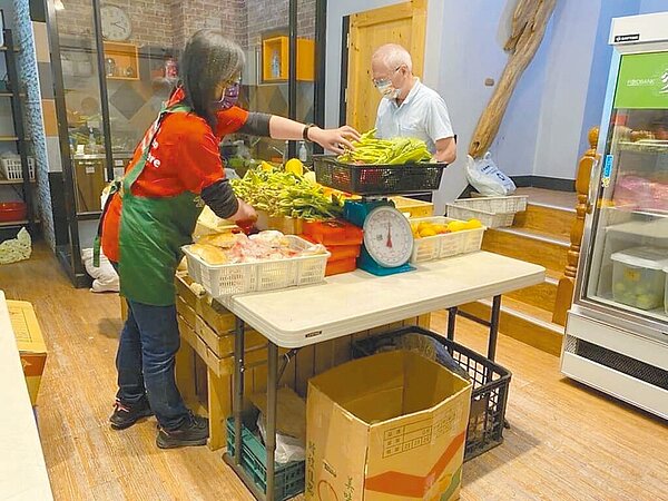 受到疫情衝擊,高市阿福食物銀行物資短少,民眾捐贈意願低落。(高市慈總提供/柯宗緯高雄傳真)