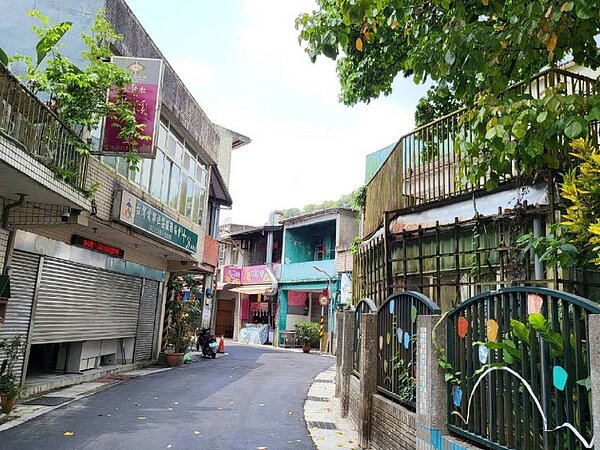 平溪區十分老街街道鋪面年久失修造成遊客體驗不佳,公所現正進行改善工程,已有路段平整且電桿下地。圖/平溪區公所提供