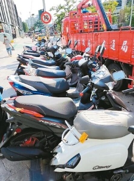 台中市政府在火車站周遭實施違停專案執法,車輛違停嚴重地區,加強執法。圖/交通局提供