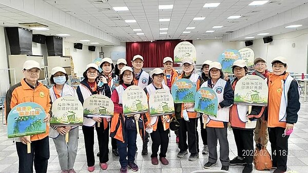 台北燈會新忠里守望相助隊，自主組成環保志工出勤服務。圖／截自新忠里社區治安及守望相助隊粉絲團