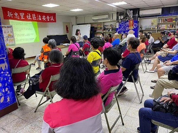 四月社區家庭暴力防治教育，由婦女救援基金會人員向里民宣導。圖／截自新忠里社區治安及守望相助隊粉絲團