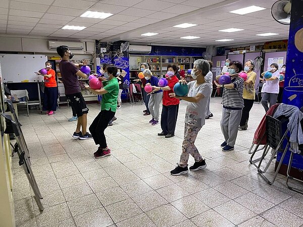 講師利用橡皮球，帶領長者活動手部關節，促進肢體協調度。圖／截自新忠里社區治安及守望相助隊粉絲團